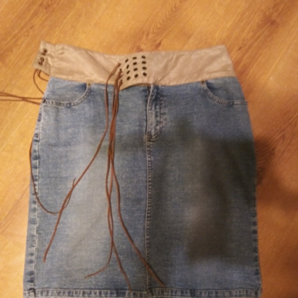Cute womens Jean stretch skirt w/ belt size 8 new